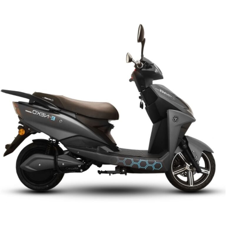 Le Scooter électrique Youbee Motors E-Neko 50CC est comme un vent de fraîcheur dans le monde des deux-roues. Il est la réponse aux problématiques actuelles des déplacements urbains, offrant une solution pratique, économique et écologique. Léger, maniable, et extrêmement agile, il est conçu pour répondre aux besoins de la vie urbaine moderne. Avec sa batterie amovible, son entretien simple et ses multiples fonctionnalités de sécurité, il est le choix parfait pour ceux qui cherchent à économiser et à se déplacer avec style et efficacité. Vendu par Ride Concept