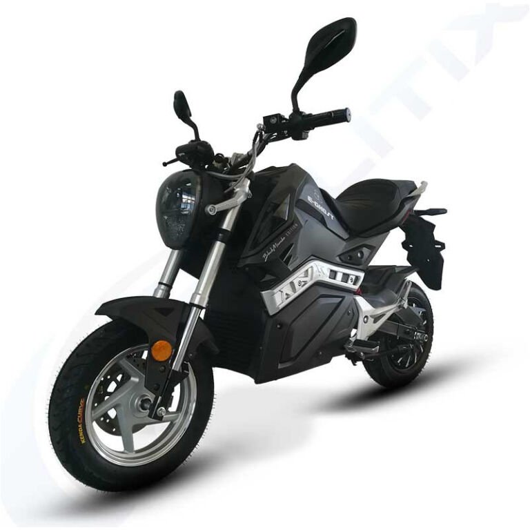 La moto électrique YouBee EGHOST 50 CC séduit par sa facilité de conduite. Prendre le départ à un feu rouge devient un jeu d’enfant grâce à l’absence de boîte de vitesse. La transmission automatique s’occupe de tout pour vous, permettant aux débutants comme aux motards expérimentés de découvrir le plaisir de la conduite électrique. Une fois que vous aurez goûté à cette liberté, vous ne voudrez plus jamais revenir en arrière ! Ne vous laissez pas tromper par sa taille compacte, la YouBee EGHOST 50 CC est un concentré de puissance. Elle vous permet de naviguer avec aisance, que vous soyez en ville ou à la campagne, pour de longues balades ou des trajets en plein trafic. Sa maniabilité exceptionnelle vous ouvre les portes de tous les types de routes, quelle que soit votre destination ! Commandez-la en toute sérénité chez Ride Concept, le spécialiste du 2-roues électrique.