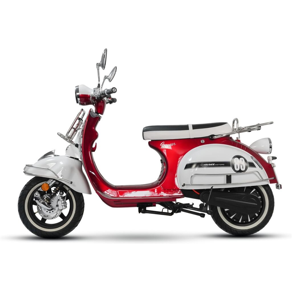 L'achat d'un scooter électrique SPENCER est-il une option intéressante ? La réponse semble être un oui retentissant, surtout lorsqu'on compare les coûts d'entretien d'un scooter électrique à ceux d'un scooter thermique. Les dépenses liées à l'entretien d'un scooter électrique sont effectivement minimes en comparaison. En moyenne, le coût pour parcourir 100 kilomètres en scooter électrique est inférieur à un euro en électricité. Si on considère une consommation moyenne d'environ 3 litres/100 km pour un modèle thermique équivalent, les économies réalisées à l'utilisation sont significatives et permettent de compenser le coût d'achat initial plus élevé du scooter électrique.