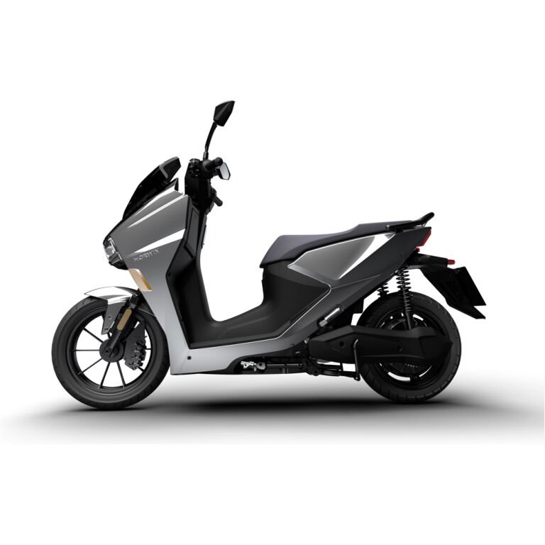 Les batteries du scooter électrique HORWIN SK1 amovibles permettent une recharge pratique à domicile, au bureau ou dans un café, avec une surveillance en temps réel de l'état de charge. • Le tableau de bord avancé comprend un écran TFT de 5,5 pouces offrant une clarté visuelle optimale et une facilité de lecture. • Le moteur hub intégré dans la roue arrière offre une puissance maximale de 3000W, assurant des performances dynamiques et une accélération instantanée. Revendeur Ride Concept