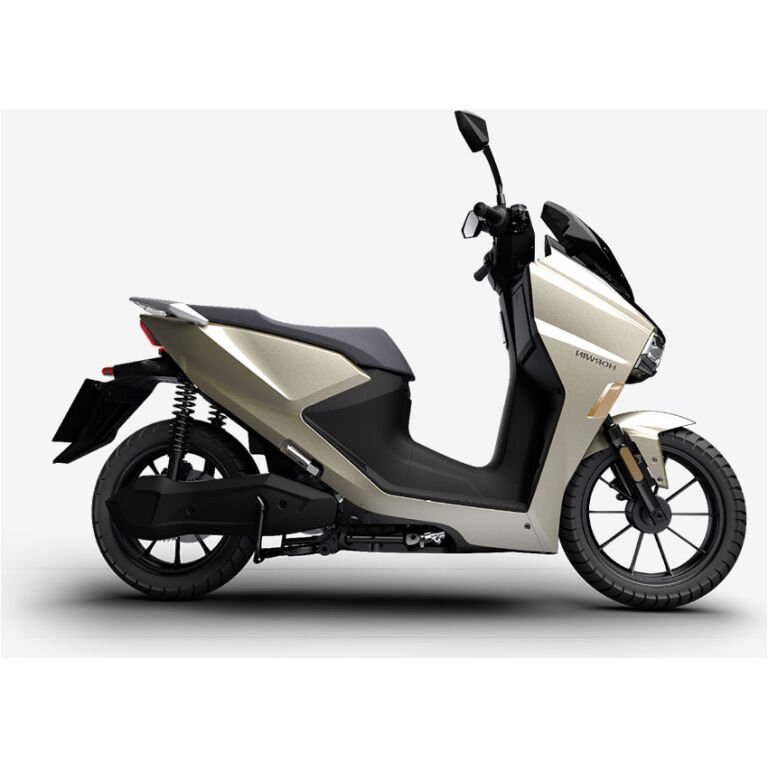 • Le scooter HORWIN SK1 possède des caractéristiques techniques telles que la vitesse maximale de 45 km/h, une autonomie de 50 à 65 km avec une batterie, et un temps de charge de 4h30 par batterie. • Il pèse 92 kg à vide et peut supporter une charge maximale de 280 kg. • Le Horwin SK1 est une alternative écologique et abordable aux motos traditionnelles, positionné entre le vélo et la moto conventionnelle. • Son design, performances et praticité en font une option attrayante pour ceux cherchant une mobilité plus verte et propre. Vendu par Ride Concept