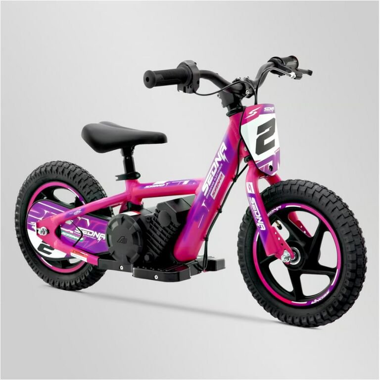 Draisienne 12 pouces électrique sano sedna race rose. Ride Concept s'adresse aux familles avec enthousiasme : "Salut tout le monde ! Aujourd'hui, nous avons quelque chose de vraiment incroyable à vous présenter ! Quelque chose qui va ravir vos enfants, des plus petits aux plus grands, c'est garanti !" "Accrochez-vous bien, car nous allons parler de la draisienne électrique SANO SEDNA ! Imaginez un mélange entre une trottinette, un vélo et une moto électrique pour les enfants. C'est exactement cela !" "Grâce à son design très élégant et à sa technologie de pointe, la SANO SEDNA promet des moments inoubliables pour vos enfants", explique Cyril Hanouna. "La SANO SEDNA propose trois vitesses différentes, adaptées à l'âge et aux envies de votre jeune pilote. Que ce soit pour une balade tranquille ou une course folle, il y en a pour tous les goûts !", ajoute-t-il. Ride Concept rassure les parents : "Et surtout, ne vous inquiétez pas pour la sécurité. La SANO SEDNA est extrêmement sûre. Avec son cadre en aluminium ultra-solide et ses freins à tambour performants, nous avons pensé à tout pour que vos petits puissent s'amuser sans danger." Alors, qu'attendez-vous ? Rendez-vous chez Ride Concept pour offrir la SANO SEDNA à votre enfant ! C'est le cadeau idéal pour un anniversaire, Noël, ou simplement pour faire plaisir !