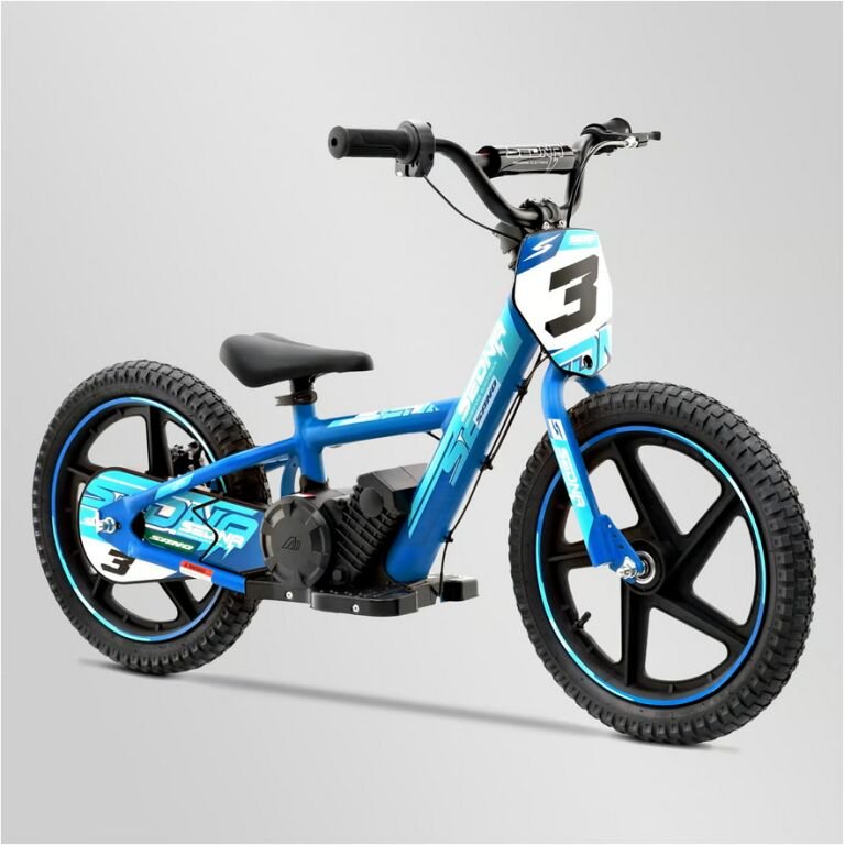 draisienne électrique 16 pouces bleue vendue chez Ride Concept. Draisienne électrique sano sedna race 16" plus 2024 Bleu. La Sedna Race 16" d'Apollo est une draisienne électrique de 16 pouces, conçue pour les enfants de 5 à 12 ans. Elle allie performance, sécurité et plaisir avec un cadre en aluminium léger de 11 kg, un moteur brushless de 250 watts, et une batterie de 5,2 Ah offrant une heure d'autonomie pour une recharge complète en 2h30. Elle propose trois modes de vitesse (9 km/h, 19 km/h, 24 km/h) pour s'adapter à l'évolution des enfants. Dotée d'un frein à disque, d'un guidon BMX et de pneus hybrides, elle assure sécurité et maniabilité sur divers terrains. Son design moderne et ses fonctionnalités intuitives encouragent une expérience d'apprentissage progressive et agréable.