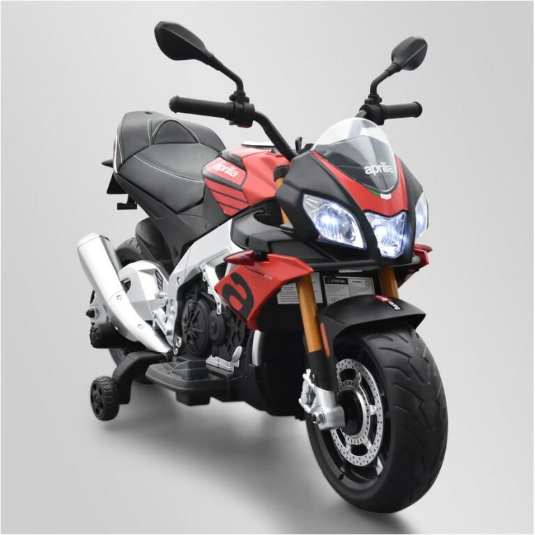 Moto électrique aprilia tuono v4 Rouge pour enfant Avec la moto électrique Aprilia 12 Volts, votre enfant est sûr de vivre des moments inoubliables. Un cadeau idéal pour les petits pilotes de 3 à 8 ans ! Caractéristiques techniques : Moteur électrique 12 Volts Batterie 12 Volts 7 Ah Vitesse maximale : 6 km/h Autonomie : environ 45 minutes Âge : 3 à 8 ans Poids : 11 kg Dimensions : 110 x 57 x 71 cm Inclus : roulettes, béquille latérale, interface audio Disponible en plusieurs coloris : Rouge Bleu Noir Ne laissez pas passer votre chance et offrez à votre enfant la moto électrique Aprilia 12 Volts ! A commander chez Ride Concept