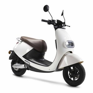 Deux roues électriques, SCOOTER-ELECTRIQUE-LVNENG-50-CC_Ride-Concept. Découvrez le scooter électrique LVNENG 50cc, un véritable concentré d'émotions et de performances !</p>
<p>Imaginez-vous glissant en ville avec une aisance inégalée, propulsé par un moteur de 810W qui vous offre une vitesse maximale de 45 km/h. L'autonomie de ce bijou est tout simplement stupéfiante, jusqu'à 120 km avec deux batteries, vous emmenant toujours plus loin dans vos aventures urbaines.</p>
<p>Et que dire de son système de batterie au lithium-ion, amovible et équipé d'un système de récupération d'énergie au freinage ? C'est une véritable révolution qui vous offre une liberté incomparable.</p>
<p>Sur le plan de la sécurité, le LVNENG ne fait aucun compromis. Son cadre en acier tubulaire oversize assure une robustesse à toute épreuve, tandis que ses freins à disque à l'avant et à tambour à l'arrière vous offrent un freinage précis et sécurisé.</p>
<p>Dans le domaine des équipements, le LVNENG se démarque avec son éclairage LED, sa prise USB pour rester connecté en toutes circonstances, son alarme intégrée pour dissuader les intrus, et son système keyless qui rend chaque trajet encore plus pratique. Sans oublier sa béquille latérale, pour une pause bien méritée où que vous soyez.</p>
<p>Et pour couronner le tout, ses dimensions compactes (1820 mm de longueur, 680 mm de largeur, 1120 mm de hauteur) et son poids léger de 78 kg en font le compagnon idéal pour vos déplacements quotidiens.</p>
<p>Le LVNENG 50cc, bien plus qu'un simple scooter électrique, c'est une expérience à vivre, une invitation à explorer la ville avec passion et émotion.